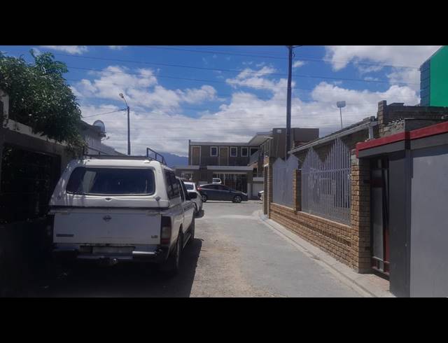 7 BEDROOM HOUSE FOR SALE IN NOMZAMO